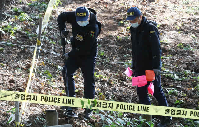 지난 1일 오전 경기도 화성시 A공원에서 경찰이 화성연쇄살인사건의 피의자 이춘재(56)가 살해한 것으로 확인된 ‘화성 실종 초등생’의 유골을 수색하고 있다. /연합뉴스