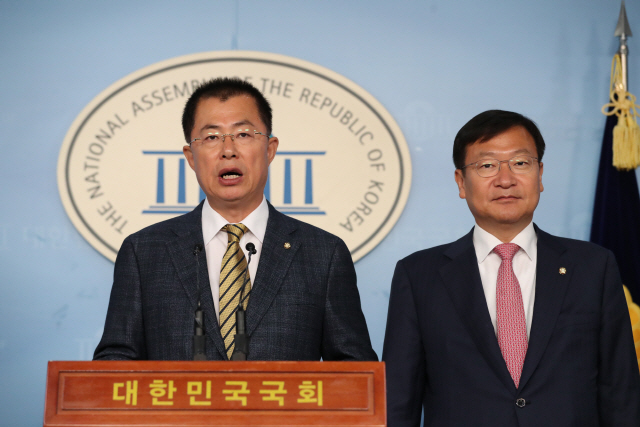 이만희(왼쪽) 자유한국당 의원이 6일 여의도 국회에서 강기정 청와대 정무수석 관련 발언을 하고 있다. /연합뉴스