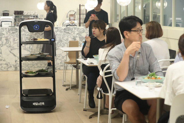 지난 7월 서울 송파구 메리고키친에서 서빙로봇이 메뉴를 운반하고 있다./연합뉴스