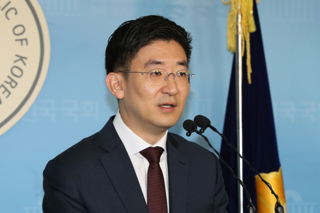 자유한국당 3선 김세연 의원이 17일 오전 국회 정론관에서 기자회견을 열고 총선 불출마를 선언하고 있다./연합뉴스