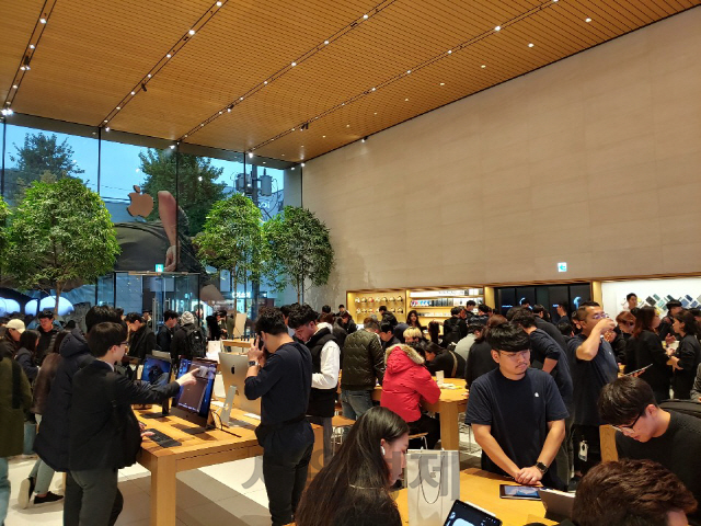 국내 소비자들이 서울 가로수길 애플 매장에서 에어팟 프로를 살펴보고 있다./권경원기자