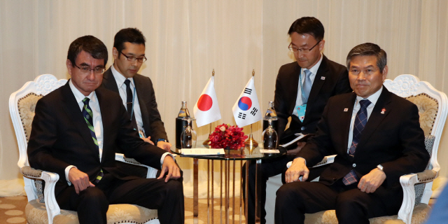 정경두(오른쪽) 국방부 장관과 고노 다로(왼쪽) 일본 방위상이 17일 방콕 아바니 리버사이드호텔에서 한일 국방장관 회담을 시작하기에 앞서 굳은 표정으로 앉아 있다./방콕=연합뉴스
