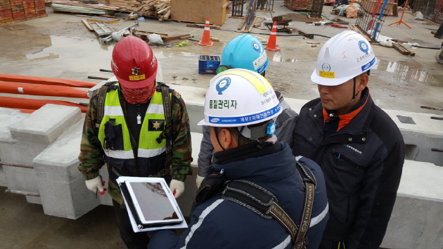 삼성물산의 건설현장에서 시공관리자들이 태블릿PC를 기반으로 협의를 진행하고 있다. /사진제공=삼성물산