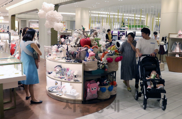 신세계백화점 강남점의 아동전문관 ‘리틀신세계’에서 고객들이 유아동 용품을 둘러보고 있다. /사진제공=신세계백화점