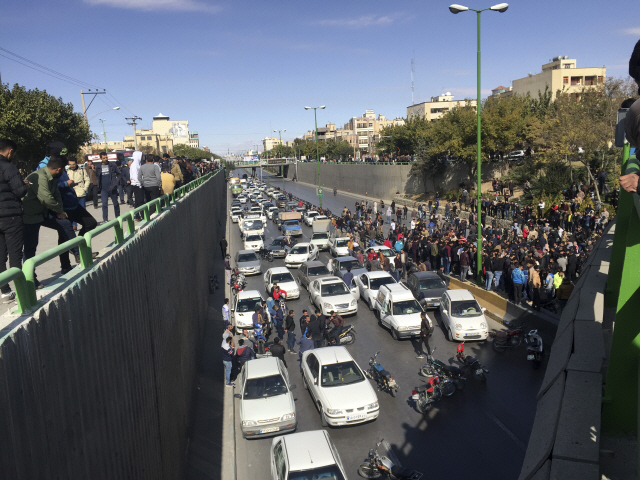 이란 이스파한 시민들이 16일(현지시간) 정부의 휘발유 가격 인상에 반발해 도로에 차를 세우고 항의하고 있다. /이스파한=AP연합뉴스