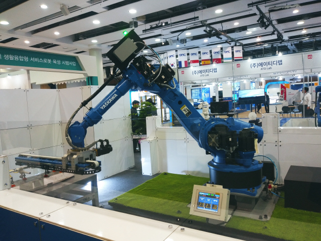 야스카와가 대구국제로봇산업전에 출품한 로봇의 작동 모습.