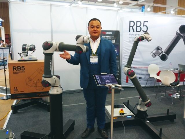 대구국제로봇산업전에 출품된 유니버셜로봇의 신모델들을 대리점 관계자가 소개하고 있다.