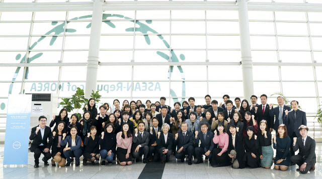 文, 아세안 10개국 정상들과 연쇄 정상회담