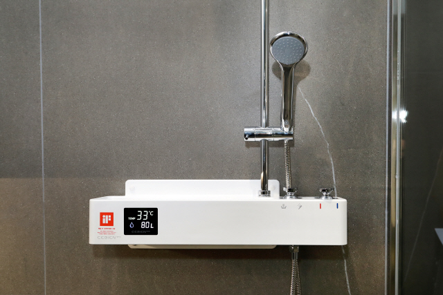 에코 샤워기를 쓰면 물의 양과 온도를 확인하고 조절해 사용량을 줄일 수 있다./사진제공=삼성물산