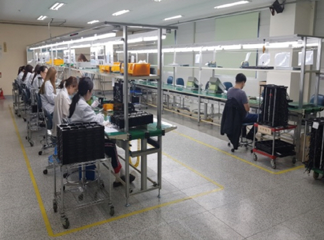 체질 개선에 성공한 한국솔타의 직원들이 지난 15일 인천 부평구에 있는 공장에서 체외충격파 치료기의 부품을 생산하고 있다.  /사진제공=한국솔타