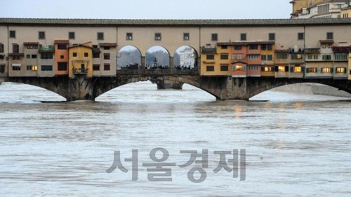 폭우로 피렌체를 관통하는 아르노강 수위가 상승하며 강물이 피렌체 명소 베키오다리의 교각 상단까지 차올랐다./ANSA 통신=연합뉴스