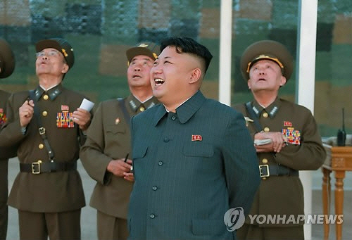 낙하산 침투 훈련을 보고있는 김정은 북한 국무위원장 모습 /연합뉴스