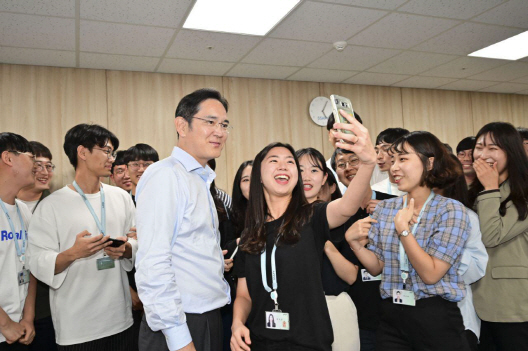 이재용 삼성전자 부회장이 지난 8월 삼성 청년 소프트웨어 아카데미(SSAFY) 광주 교육센터를 방문해 교육생들과 기념촬영을 하고 있다. /사진제공=삼성전자