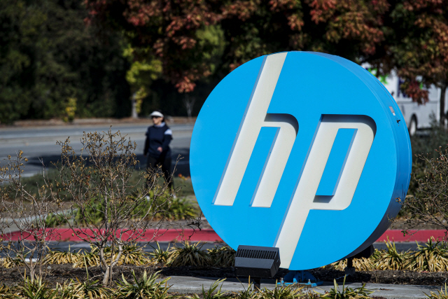 지난 7일(현지시간) 미국 캘리포니아주 팔로알토에 위치한 HP 본사 앞에 기업 로고가 세워져 있다. /팔로알토=블룸버그
