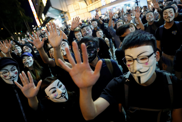 홍콩에 ‘복면금지법’이 시행된 지난달 5일(현지시간) 반정부 시위대가 영화 ‘브이 포 벤데타’에 등장해 저항의 상징이 된 ‘가이 포크스’ 가면을 쓴 채 거리를 행진하고 있다. /홍콩=AFP연합뉴스