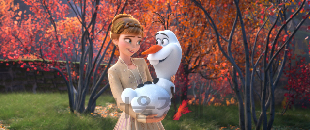 ‘겨울왕국2’의 안나(왼쪽)와 눈사람 올라프