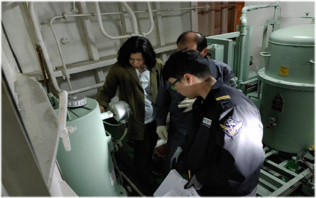 해양경찰청 단속반원들이 선박 내 해양오염방지설비를 점검하고 있다. /사진제공=해양경찰청
