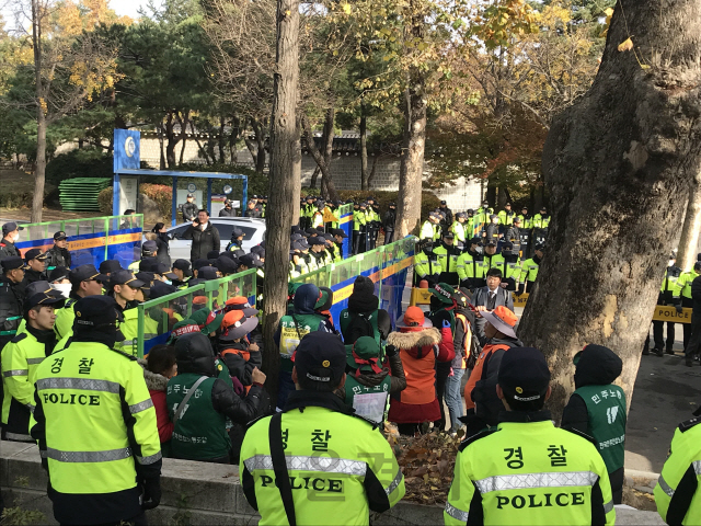 민주노총 톨게이트 노조원들이 청와대 앞 행진을 시도하려다 경찰에 제지되고 있다. /손구민 기자
