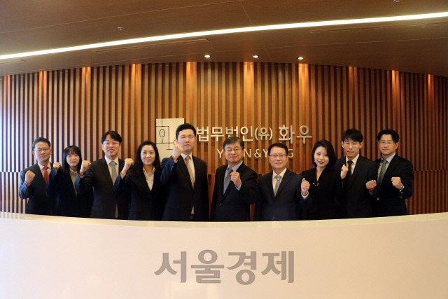 법무법인 화우 IP그룹 소속 변호사들이 서울 삼성동 본사 사무실에서 화이팅을 외치고 있다. /사진제공=화우