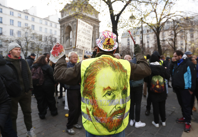 프랑스에서 ‘노란 조끼’ 시위 1주년을 맞아 17일(현지시간) 시위대가 파리 도심에 모여 있다.    　 /파리=EPA연합뉴스