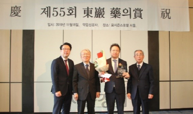 천병년 우정바이오 대표이사(왼쪽 세번째)가 18일 서울 포시즌스호텔에서 열린 ‘제55회 동암 약의상’ 시상식에서 상을 받고 기념촬영하고 있다. [사진=우정바이오]