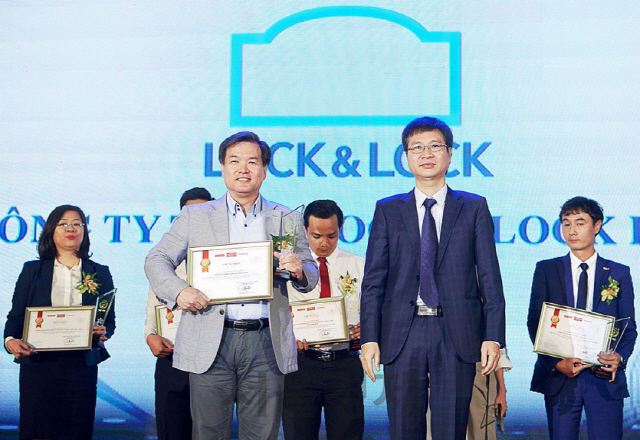 천해우(앞줄 왼쪽) 락앤락 동남아사업부문장 전무가 ‘2019 베트남 소비자가 신뢰하는 100대 브랜드’ 시상식에서 수상을 하고 있다. /사진제공=락앤락