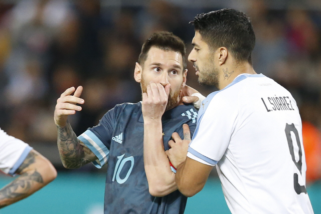 아르헨티나의 리오넬 메시(왼쪽)와 우루과이의 루이스 수아레스가 19일 A매치 평가전 경기 중 얘기를 나누고 있다. /텔아비브=AP연합뉴스