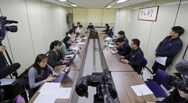 유정엽(뒷줄 가운데) 한국노총 정책본부 실장이 19일 서울 여의도 한국노총에서 고용노동부의 중소기업 주 52시간제 보완 대책에 관한 브리핑을 하고 있다. /연합뉴스