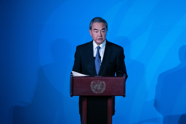 왕이 중국 외교담당 국무위원 겸 외교부장이 지난 9월 23일(현지시간) 미국 뉴욕에서 열린 유엔 기후행동 정상회의에서 발언하고 있다. /뉴욕=블룸버그