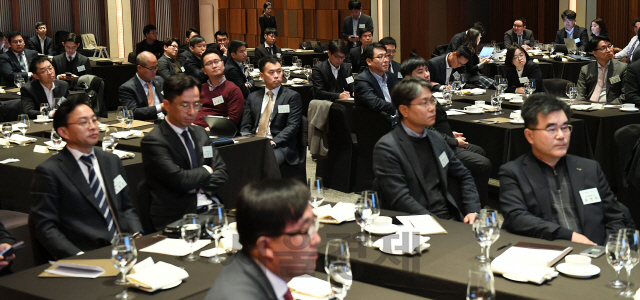 서울경제 시그널이 주최한 ‘제2회 서경 인베스트 포럼’에서 참석자들이 강연을 경청하고 있다./오승현기자