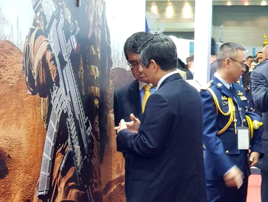 정경두 국방부 장관이 지난 18일 태국 방콕의 임팩트 전시장에서 열린 ‘제9회 D&S(Defense & Security) 방산전시회’에서 고노 다로 일본 방위상과 만나 이야기를 나누고 있다. /연합뉴스