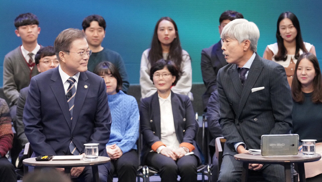 문재인 대통령이 19일 오후 서울 상암동 MBC에서 ‘국민이 묻는다, 2019 국민과의 대화’를 하고 있다. /연합뉴스