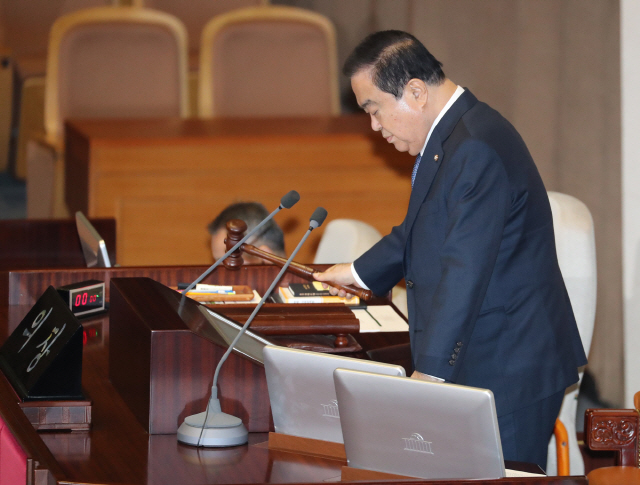 문희상 국회의장이 19일 제371회 국회 11차 본회의 개의를 알리고 있다. /연합뉴스