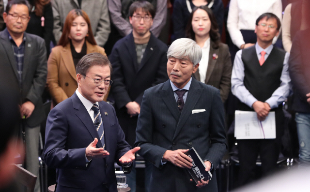 문재인 대통령이 19일 오후 서울 상암동 MBC에서 ‘국민이 묻는다, 2019 국민과의 대화’를 하고 있다. / 연합뉴스