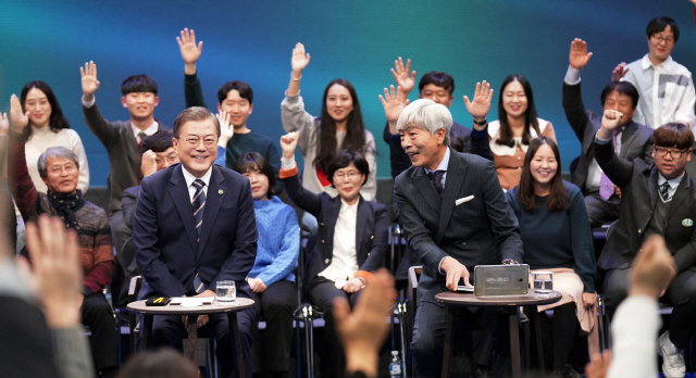 문재인 대통령이 19일 오후 서울 상암동 MBC에서 열린 ‘국민이 묻는다, 2019 국민과의 대화’에서 패널들의 질문을 받고 있다. /연합뉴스