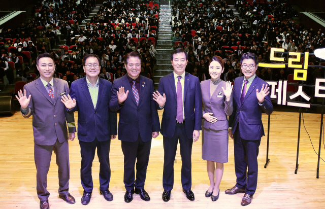 한창수(오른쪽 세번째) 아시아나항공 사장이 지난 18일 안양시청에서 열린 ‘제9회 아시아나 드림페스티벌’에서 특별 강연을 한 후 최대호(〃 네번째) 안양시장 등과 기념촬영을 하고 있다. /사진제공=아시아나항공