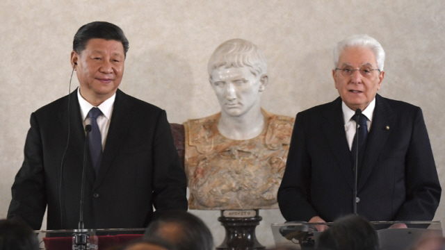 시진핑(왼쪽) 중국 국가주석이 지난 3월 이탈리아 로마에서 세르지오 마타렐라 이탈리아 대통령과 기자회견을 갖고 있다. /로마=AP연합뉴스