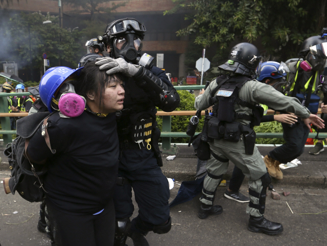 18일 아침 경찰이 홍콩대 이공계 교정에서 시위자를 진압하고 있다/AP=연합뉴스