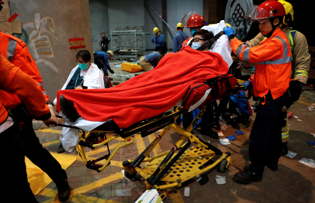 시위자들이 홍콩대 이공계 교정에서 치료팀에게 치료를 받고 있다/REUTERS=연합뉴스