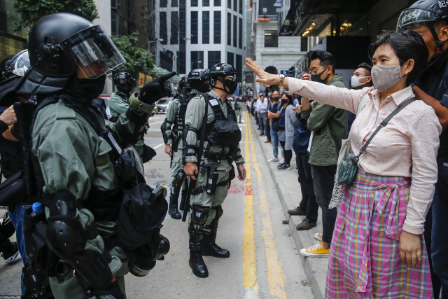 한 시위자가 홍콩 경찰과 대치하고 있다. ‘도주범 조례 반대’로부터 촉발된 홍콩 시위는 범 민주화 움직임으로 번졌다./EPA=연합뉴스