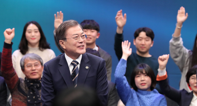 문재인 대통령이 19일 오후 서울 상암동 MBC에서 열린 ‘국민이 묻는다, 2019 국민과의 대화’에서 패널들의 질문을 받고 있다./연합뉴스