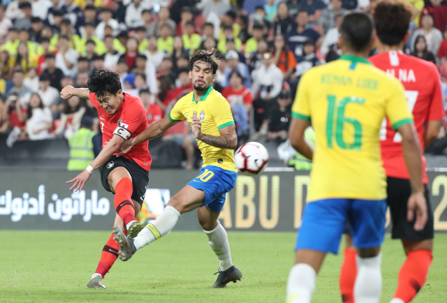19일(한국시간) 아랍에미리트(UAE) 아부다비의 모하메드 빈 자예드 스타디움에서 열린 대한민국과 브라질 대표팀의 친선경기에서 손흥민이 중거리슛을 날리고 있다. /연합뉴스