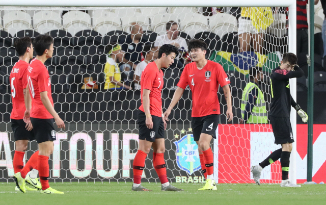 19일(한국시간) 아랍에미리트(UAE) 아부다비의 모하메드 빈 자예드 스타디움에서 열린 대한민국과 브라질 대표팀의 친선경기에서 한국이 다닐루(유벤투스)에게 세번째 골을 허용한 뒤 아쉬워하고 있다./연합뉴스