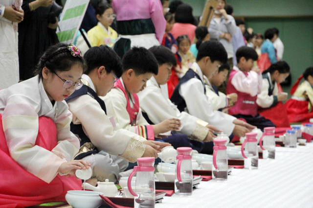 지난해 열린 제19회 차문화, 차 예절 경연대회에서 초등부 학생들이 경연을 펼치고 있는 모습./사진제공=한국차문화협회