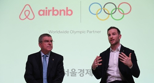 19일 런던의 한 행사에 함께 참석한 국제올림픽위원회(IOC)의 토마스 바흐 위원장(왼쪽)과 에어비앤비의 공동창업자 조 게비아(오른쪽)/AFP=연합뉴스