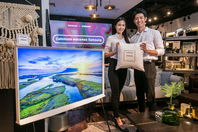 삼성전자 모델들이 18일(현지시간) 삼성전자가 싱가포르에 출시한 ‘더 세리프’ TV를 소개하고 있다. /사진제공=삼성전자