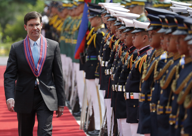 마크 에스퍼 미국 국방장관이 지난 19일 필리핀 마닐라를 방문해 환영식에서 사열하고 있다. /AP연합뉴스