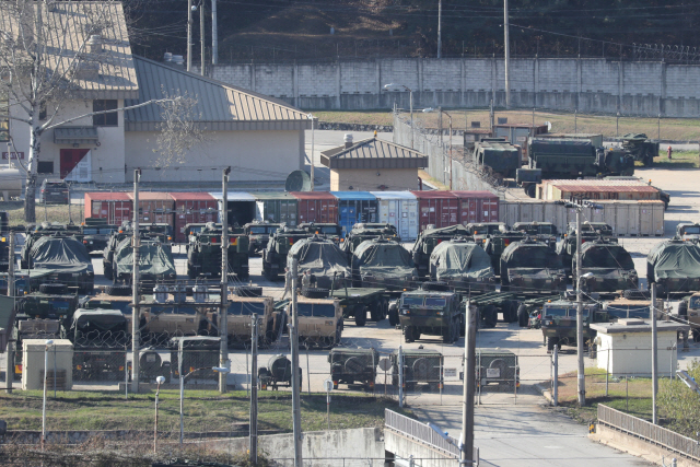 미국이 주한미군 방위비 분담금 문제를 두고 한국을 압박하고 있는 가운데 20일 경기도 동두천시 캠프 케이시에서 미군 전투 차량들이 줄지어 있다./연합뉴스