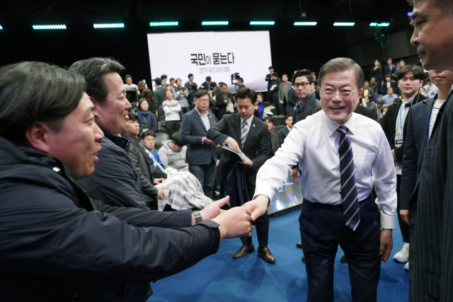 문재인 대통령이 19일 오후 서울 상암동 MBC에서 ‘국민이 묻는다, 2019 국민과의 대화’를 마친 뒤 패널들과 인사하고 있다. /연합뉴스