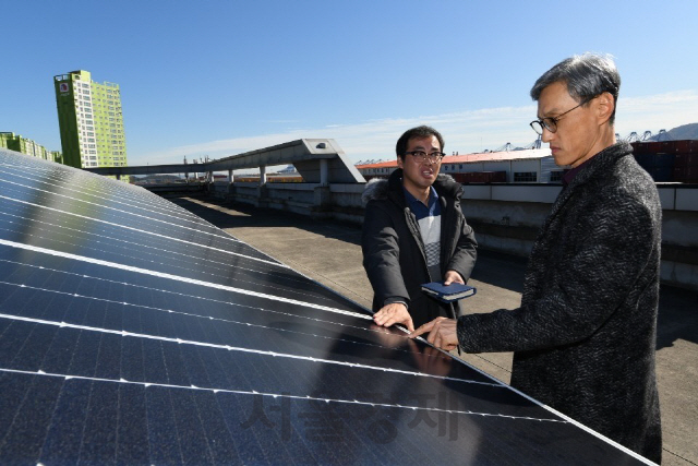 조경목 SK에너지 사장이 20일 SK내트럭하우스 부산신항사업소에 구축된 태양광 발전 설비를 살펴보고 있다. /사진제공=SK에너지